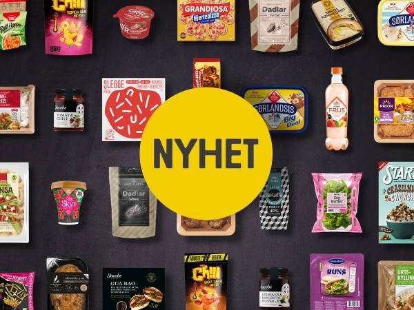 Et utvalg av ulike mat- og snackprodukter på en svart bakgrunn med en stor gul sirkel med teksten 'NYHET' i midten.