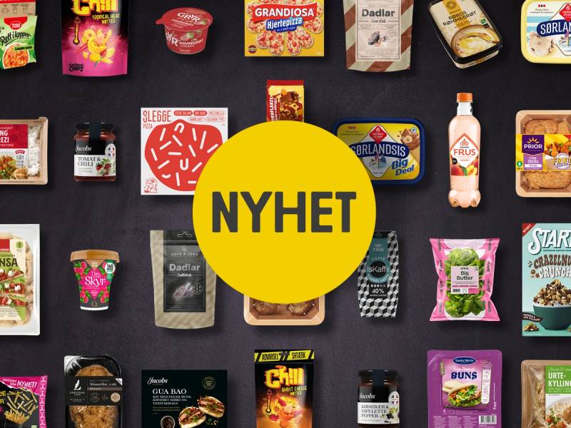 Et utvalg av ulike mat- og snackprodukter på en svart bakgrunn med en stor gul sirkel med teksten 'NYHET' i midten.