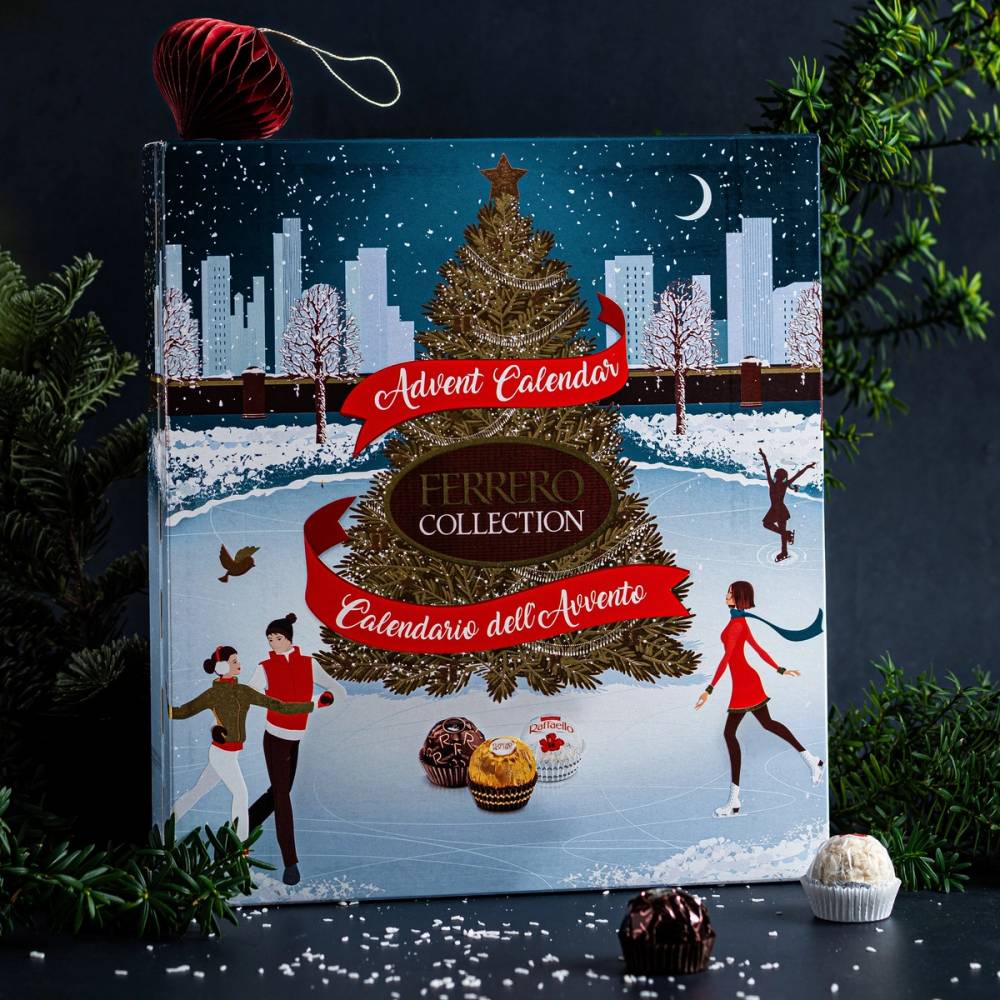 Julekalender fra Ferrero Collection med en julegran på snø, omgitt av mennesker som går på skøyter, og pyntet med juledekorasjoner og snø.