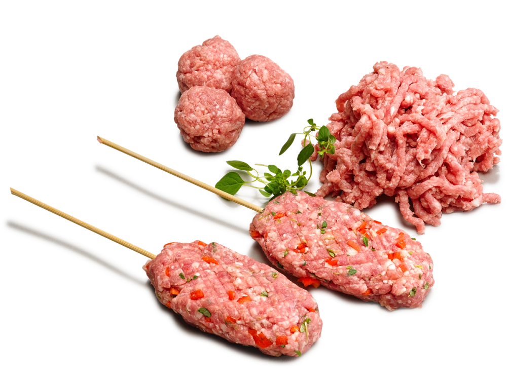 Kjøttdeig formet til kaker på spyd og en klump med rå kjøttdeig, dekorert med urter, på en hvit bakgrunn