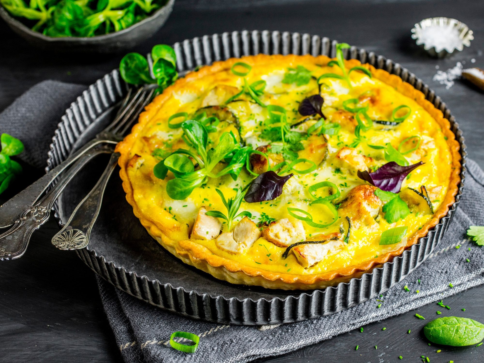 En nystekt kyllingpai toppet med vårløk og salat