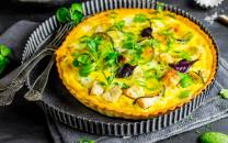 En nystekt kyllingpai toppet med vårløk og salat