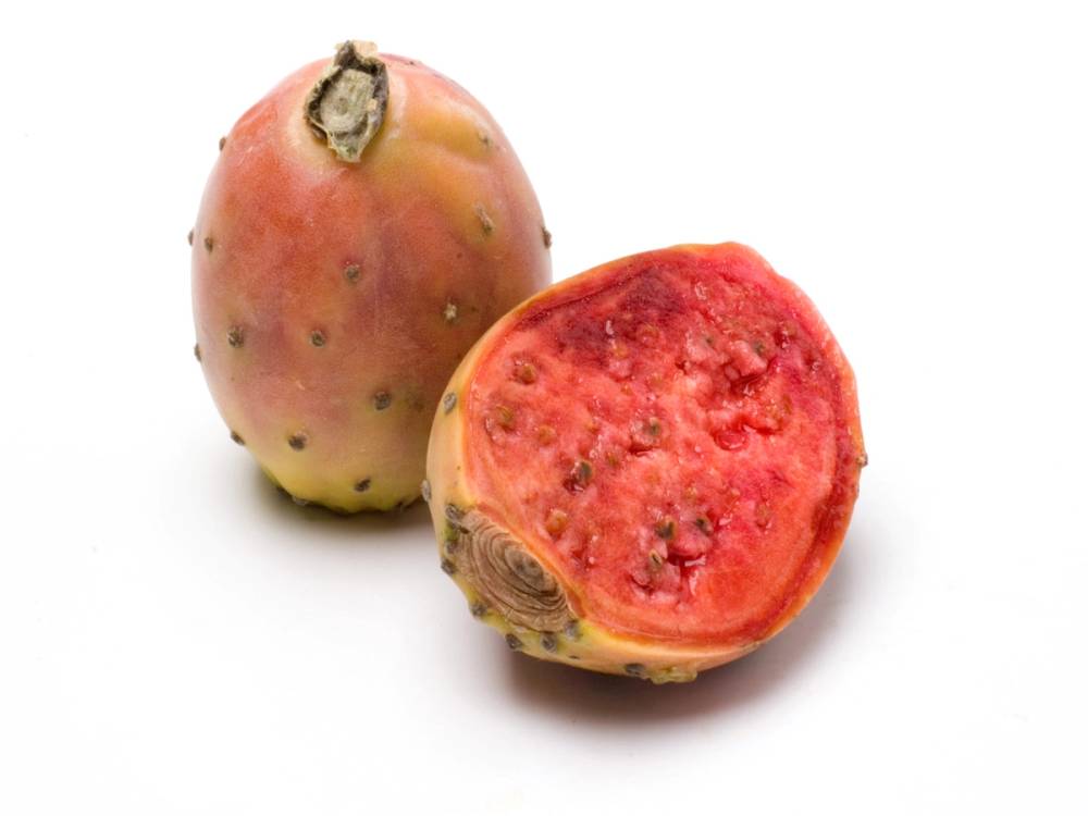 To kaktusfikenfrukter, en hel og en delt, med rosa kjøtt og svarte frø inni.