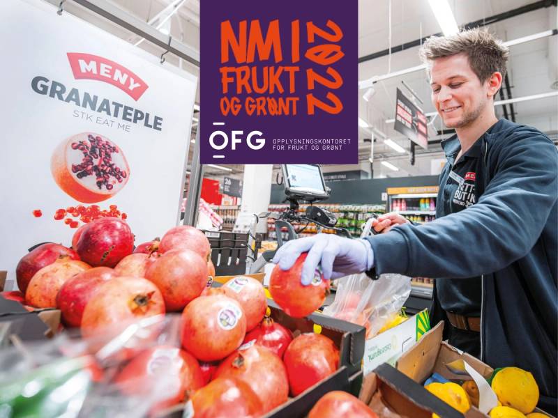 En person plukker epler i en dagligvarebutikk med plakater for NM frukt og grønt 2022 i bakgrunnen.