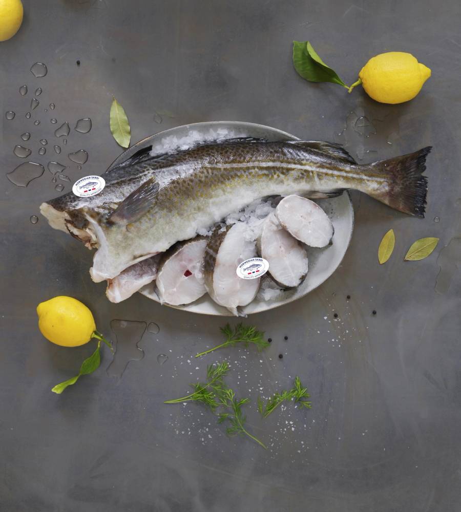 Hel skrei og skrei i skiver, på et fat.