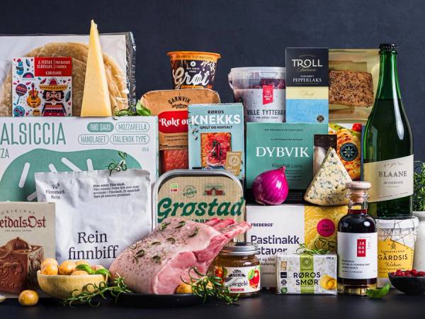 Utvalg av mat- og drikkevarer fra norske lokalmatprodusenter.