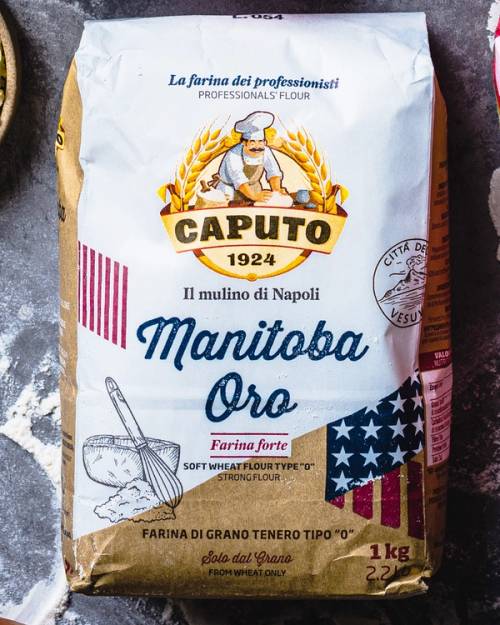 En pose med type Manitoba Oro mel fra Caputo, med italiensk og amerikansk flagg på emballasjen.