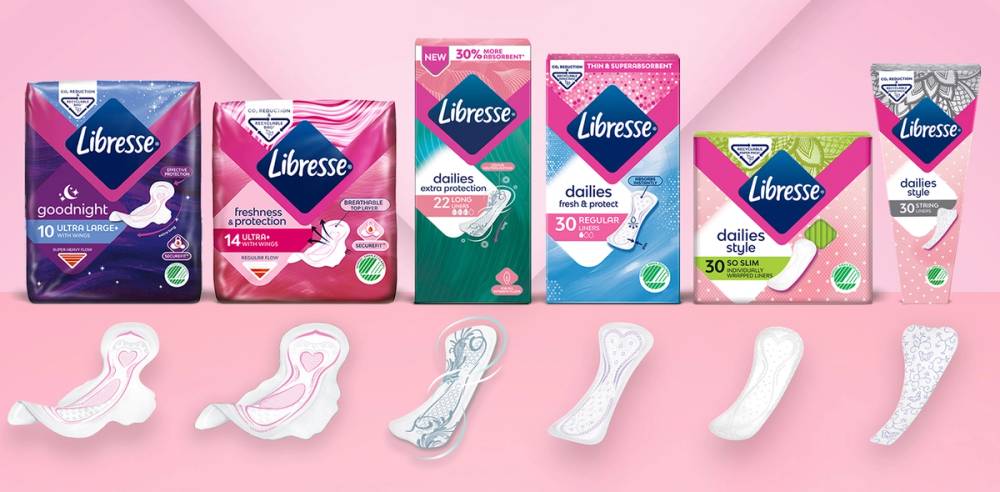 Ulike typer Libresse bind og truseinnlegg i rosa og hvite pakker, med enkelte bind og innlegg utstilt foran pakningene.