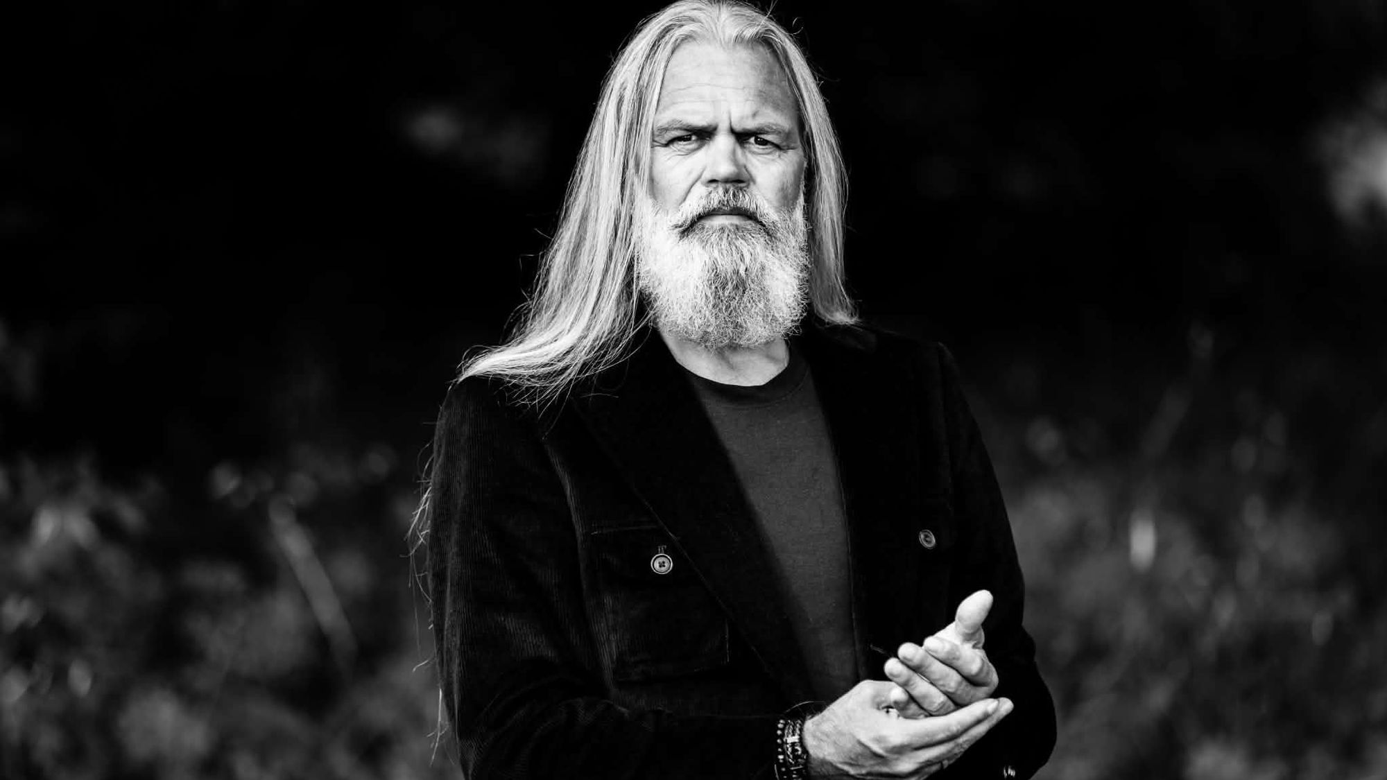 Mann med langt hår og svart jakke