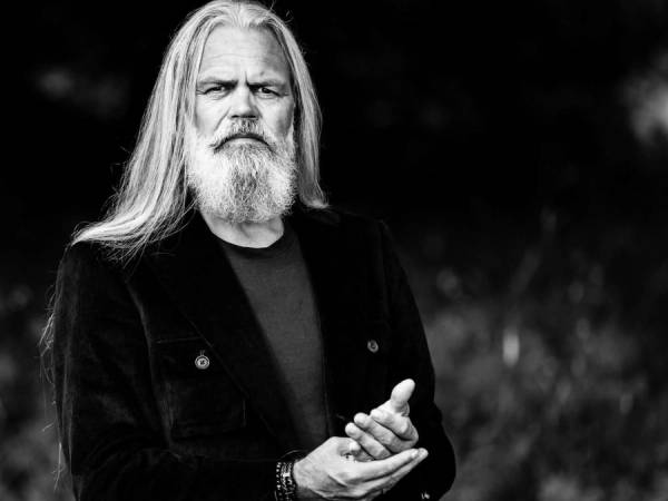 Mann med langt hår og svart jakke