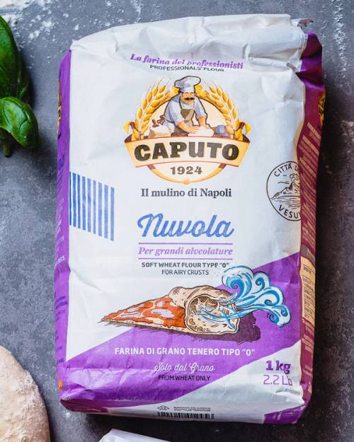 En pose med pizzamel fra Caputo, type Nuvola, med lilla og hvite farger og bilde av en pizza på pakken.