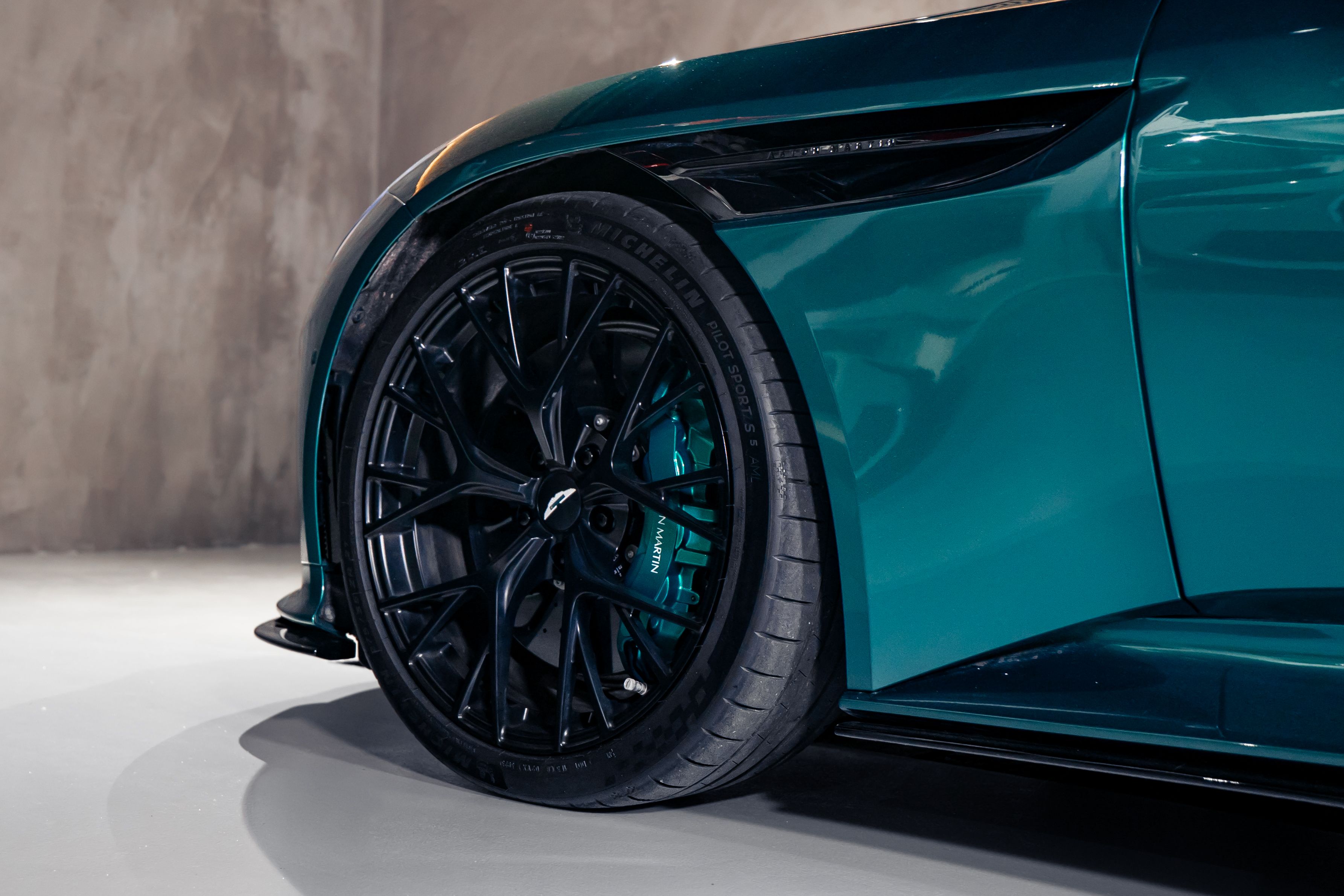 Aston Martin DB12 — foto 5