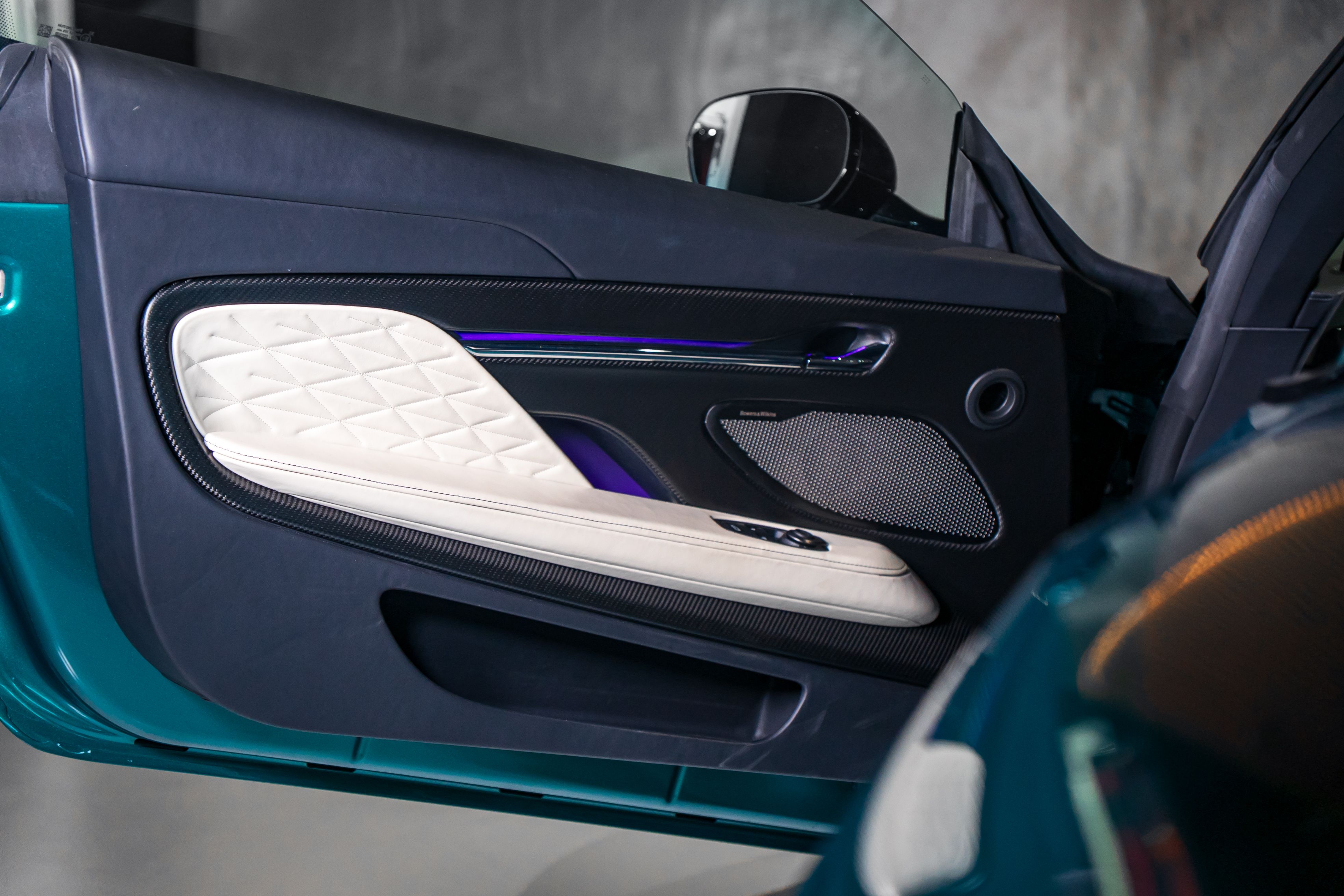 Aston Martin DB12 — foto 10