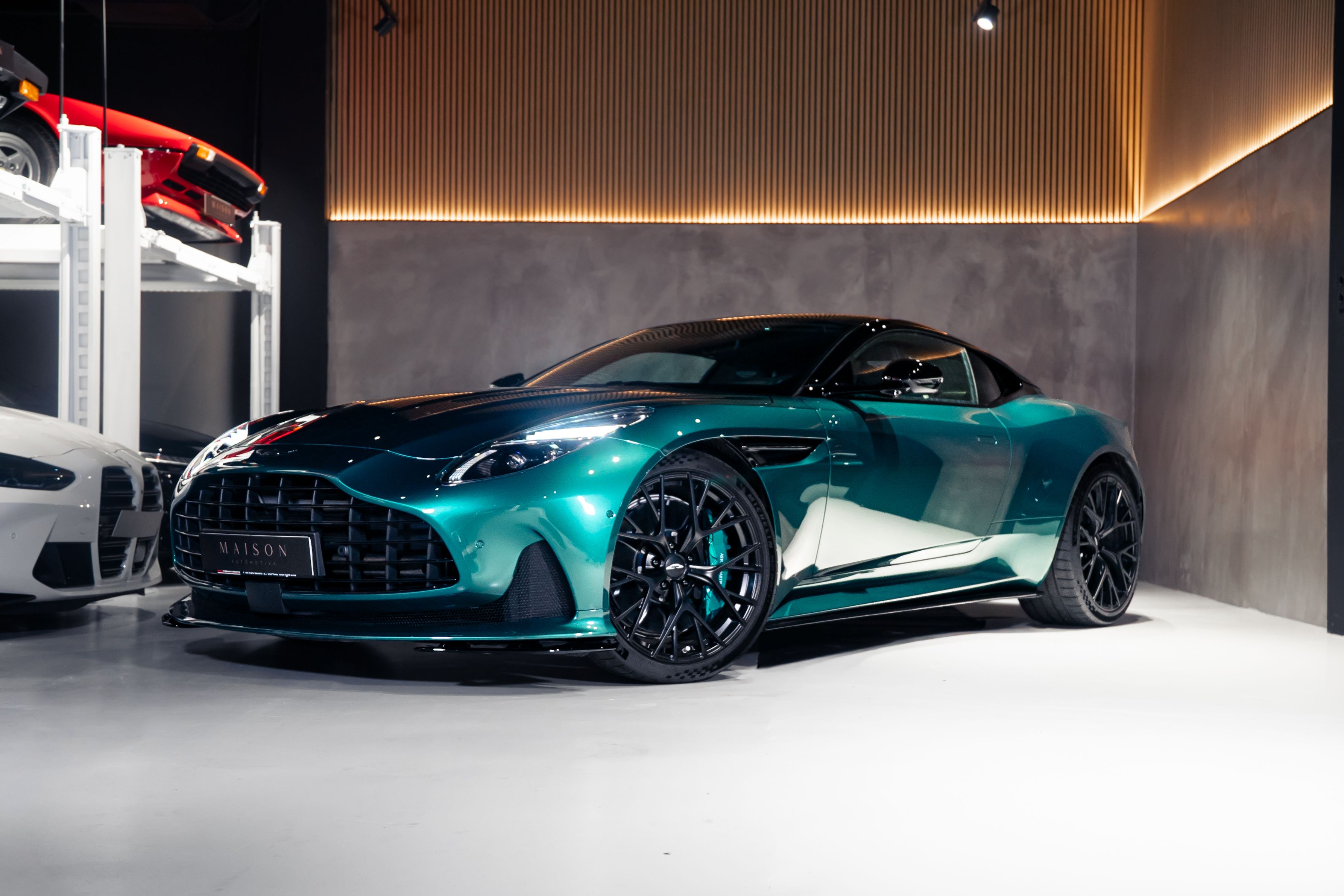 Aston Martin DB12 en el showroom de Maison Automotive 