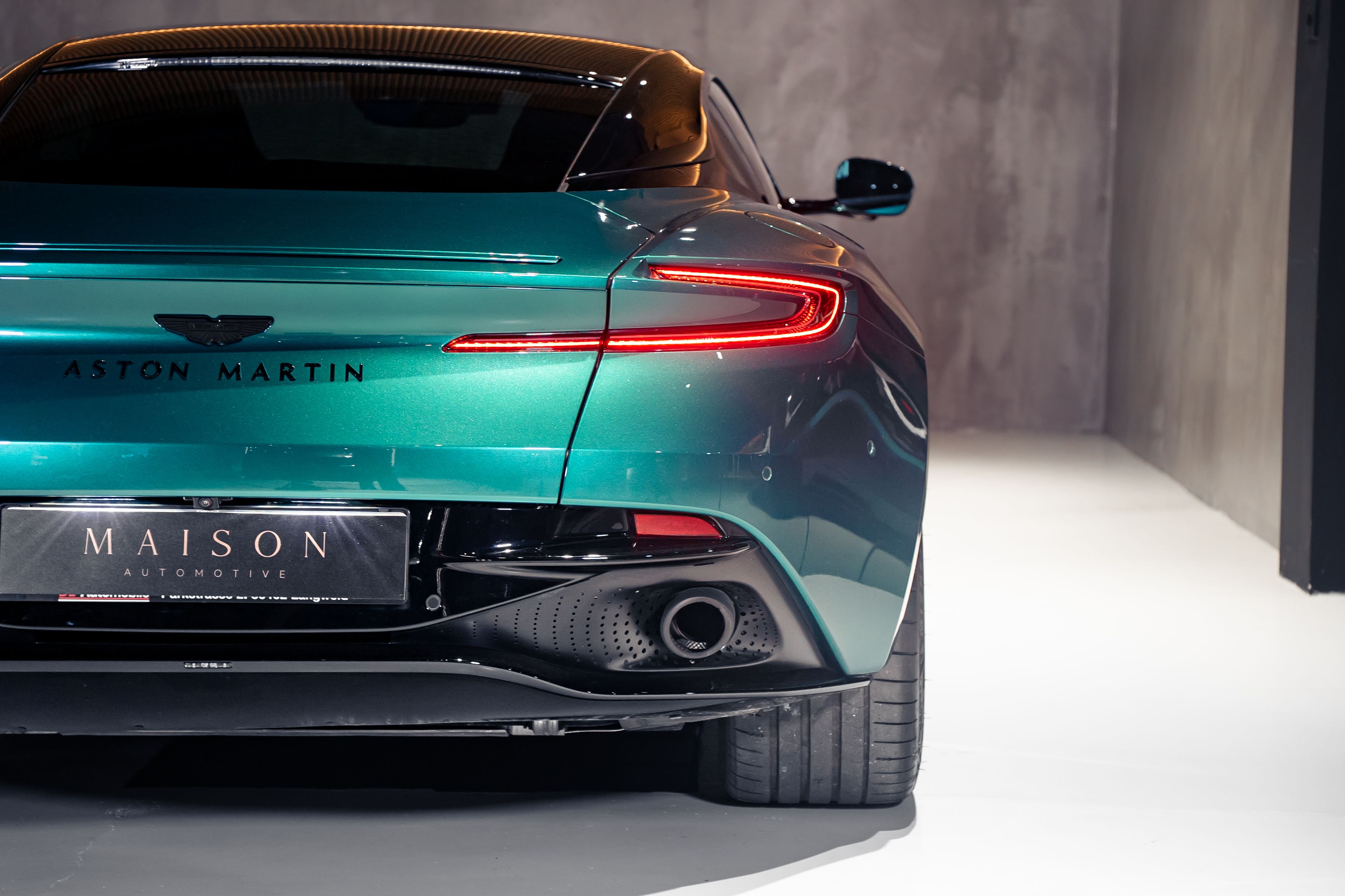 Aston Martin DB12 — foto 13