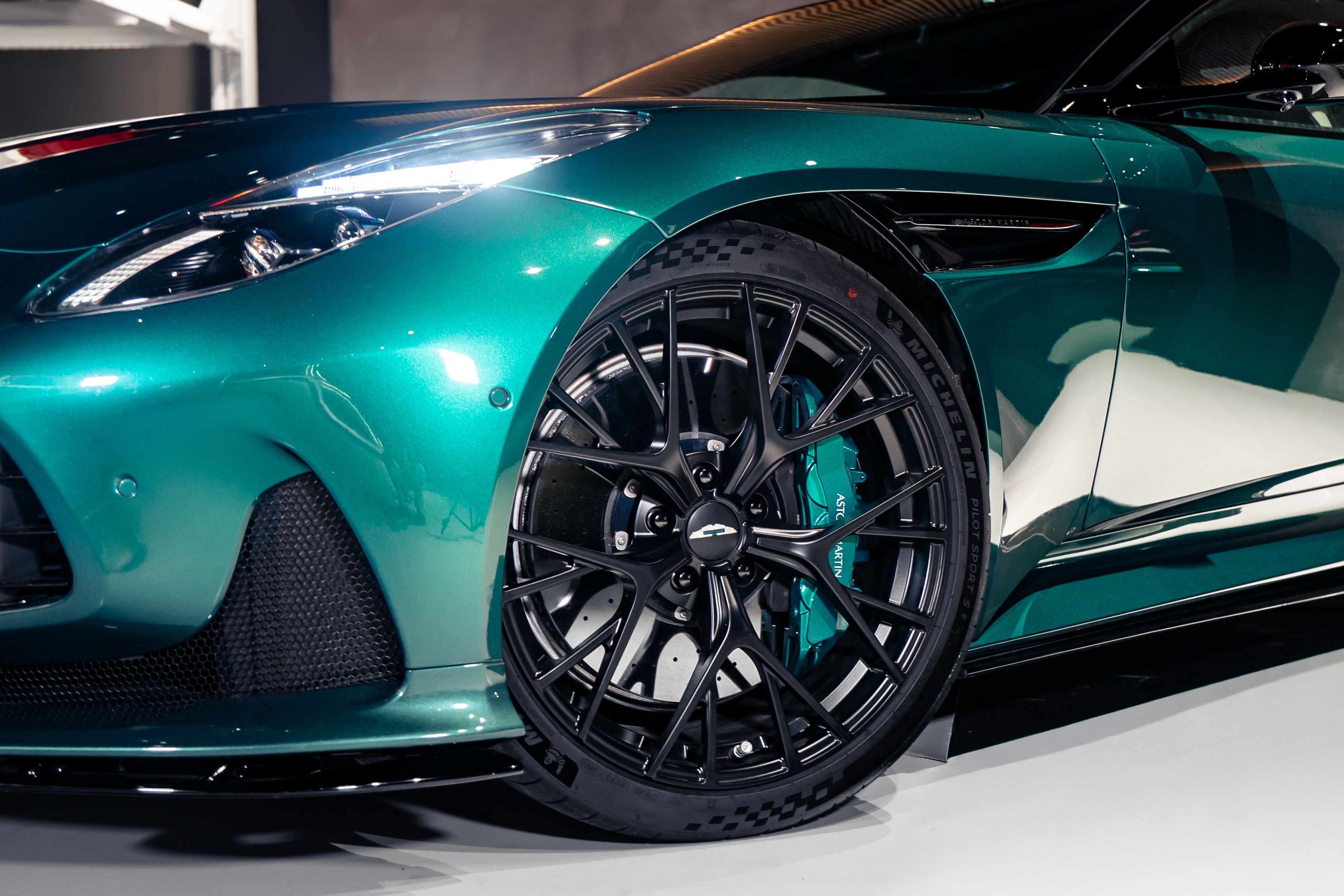 Aston Martin DB12 — foto 3