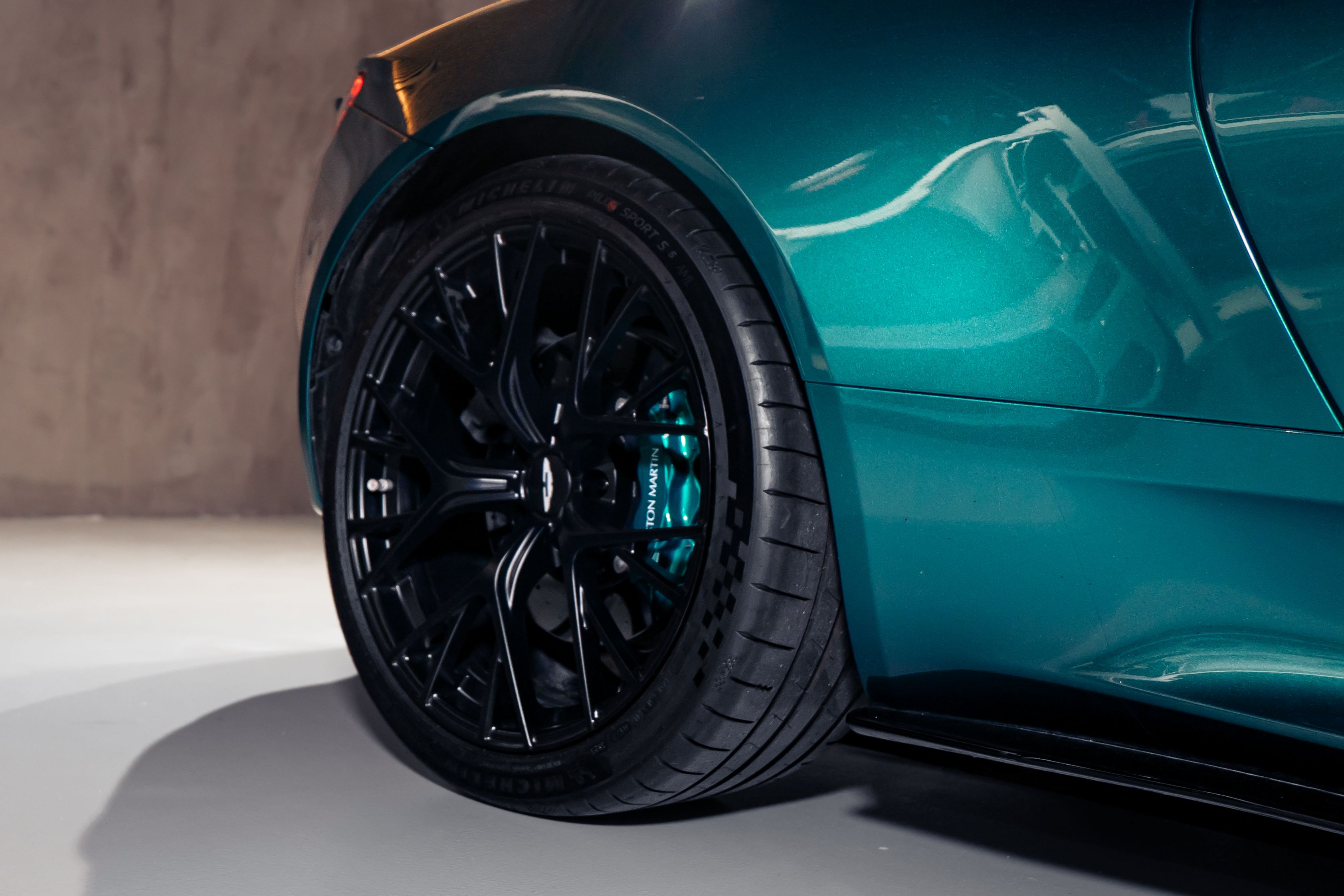 Aston Martin DB12 — foto 16