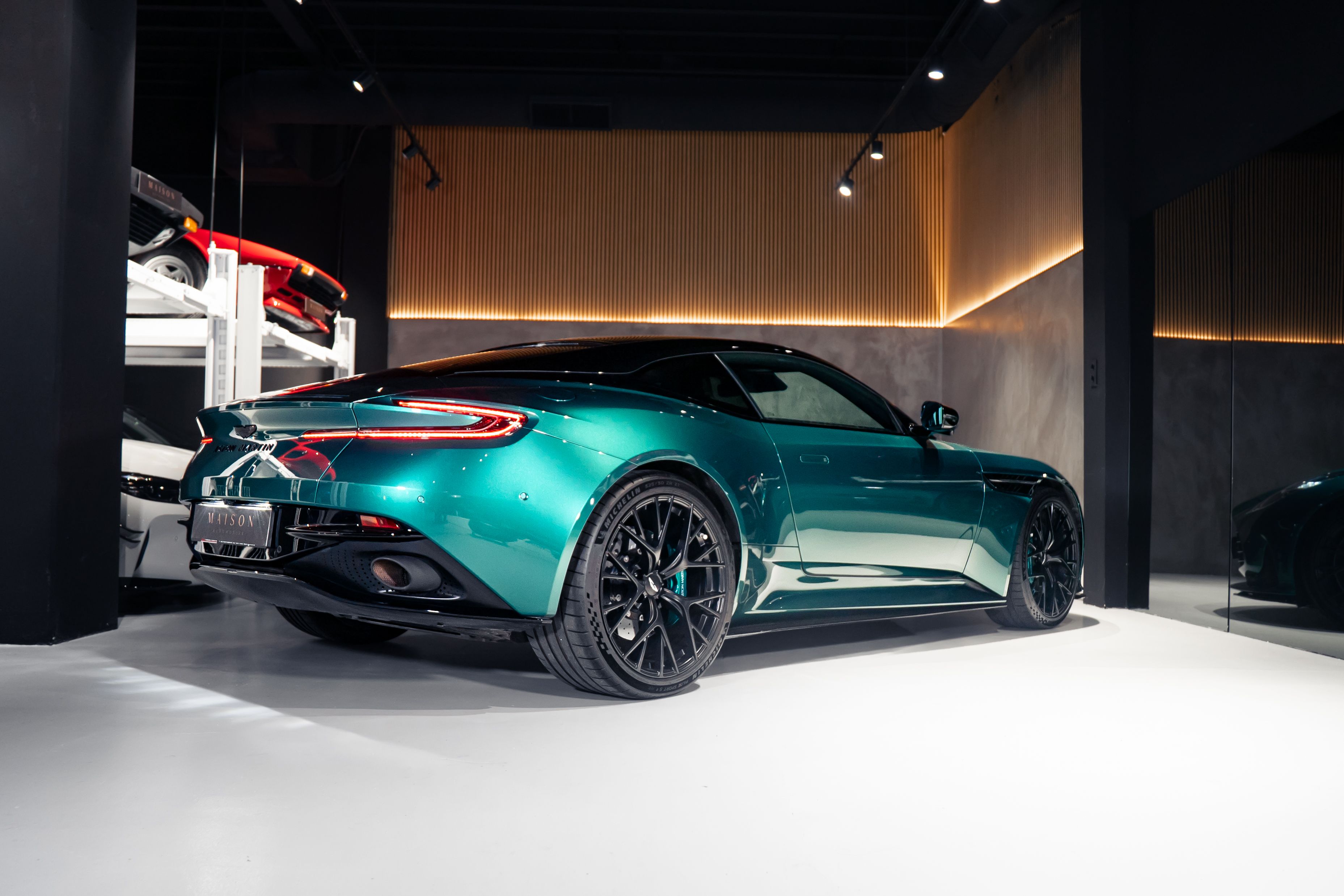 Aston Martin DB12 — foto 15