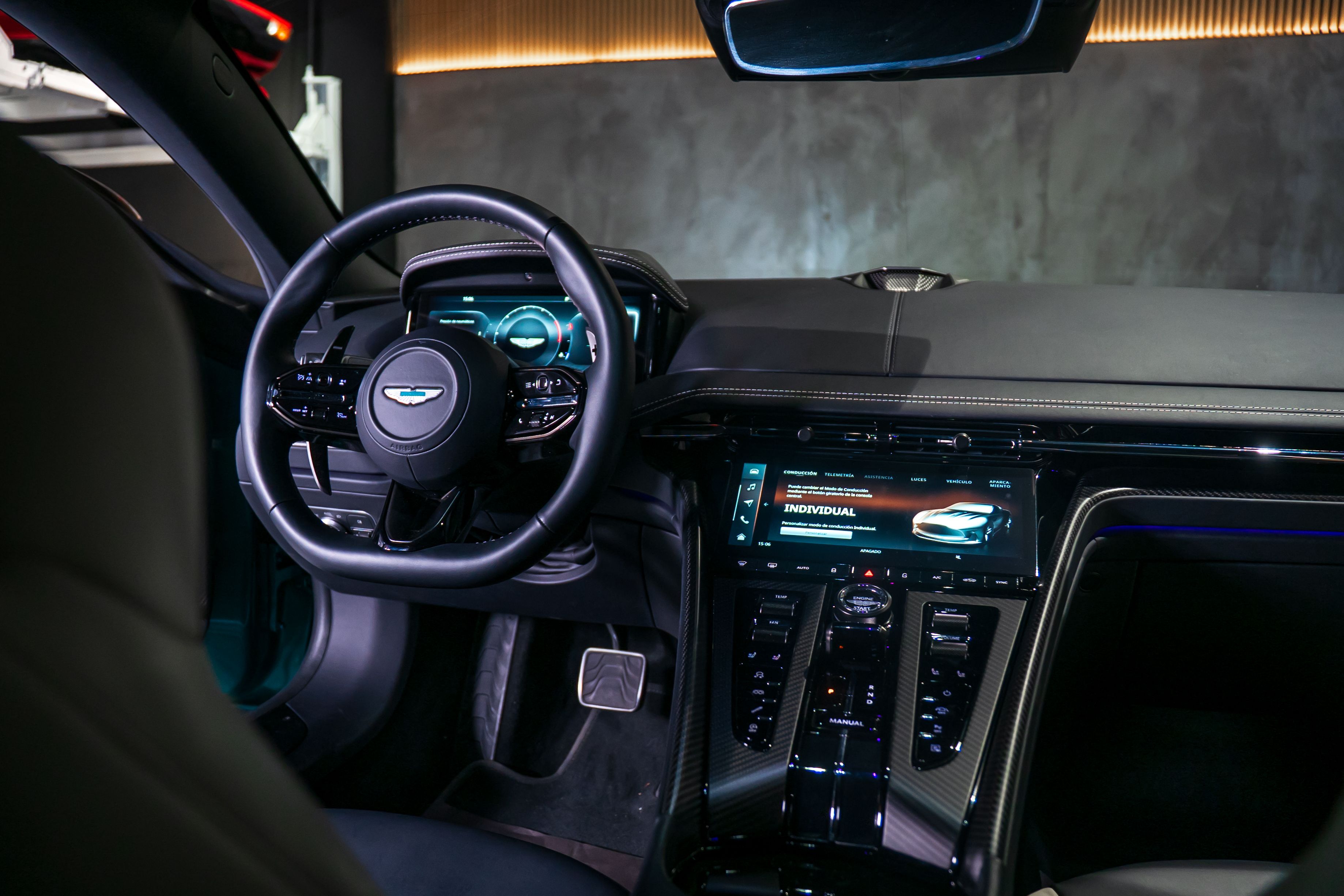 Aston Martin DB12 — foto 7