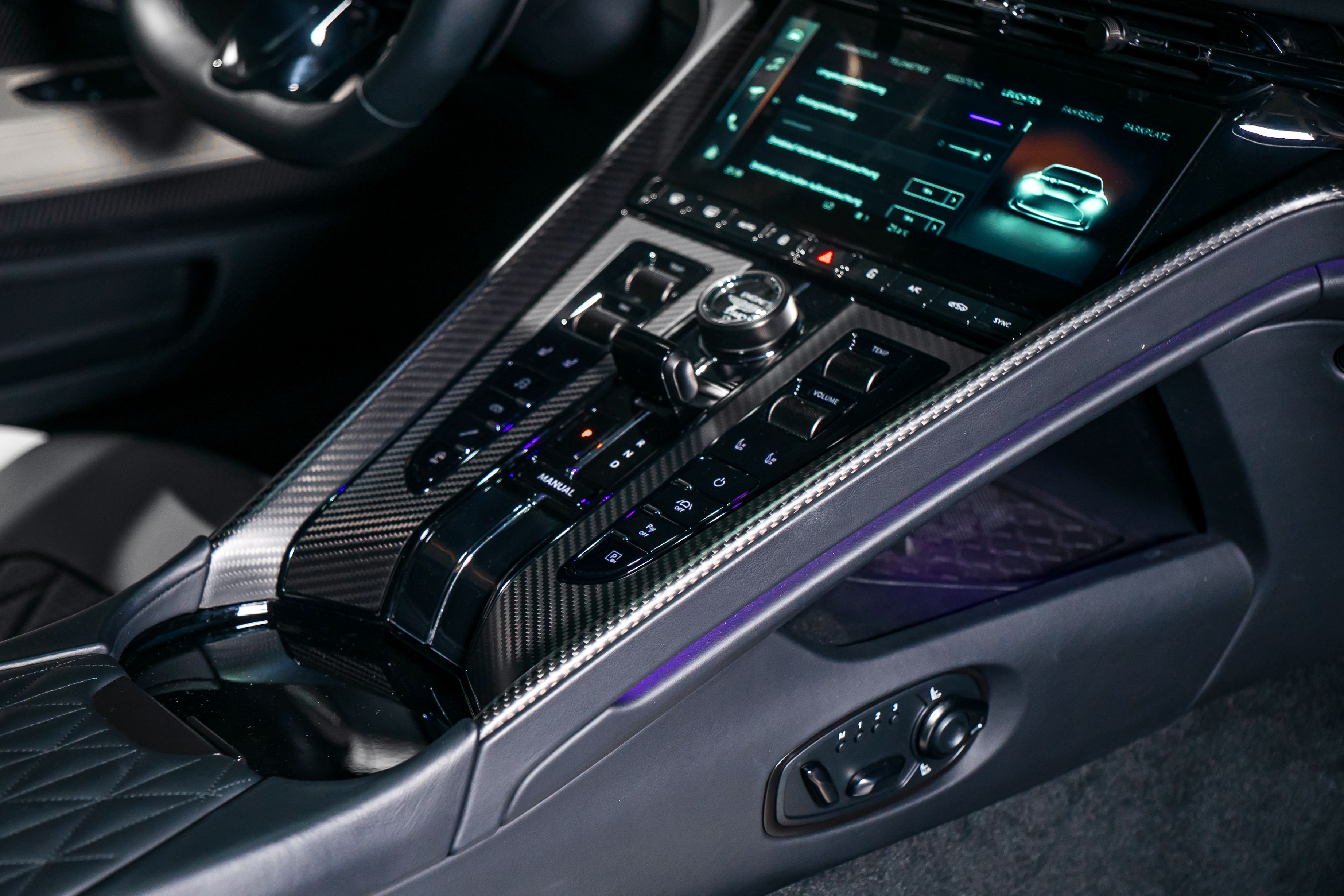Aston Martin DB12 — foto 8