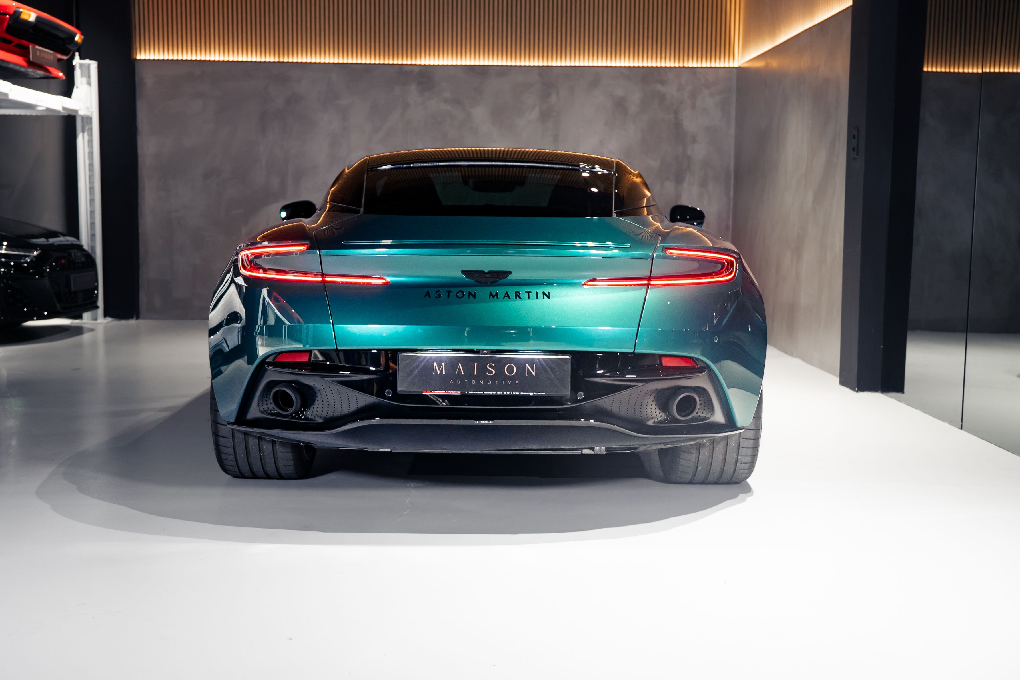 Aston Martin DB12 — foto 12