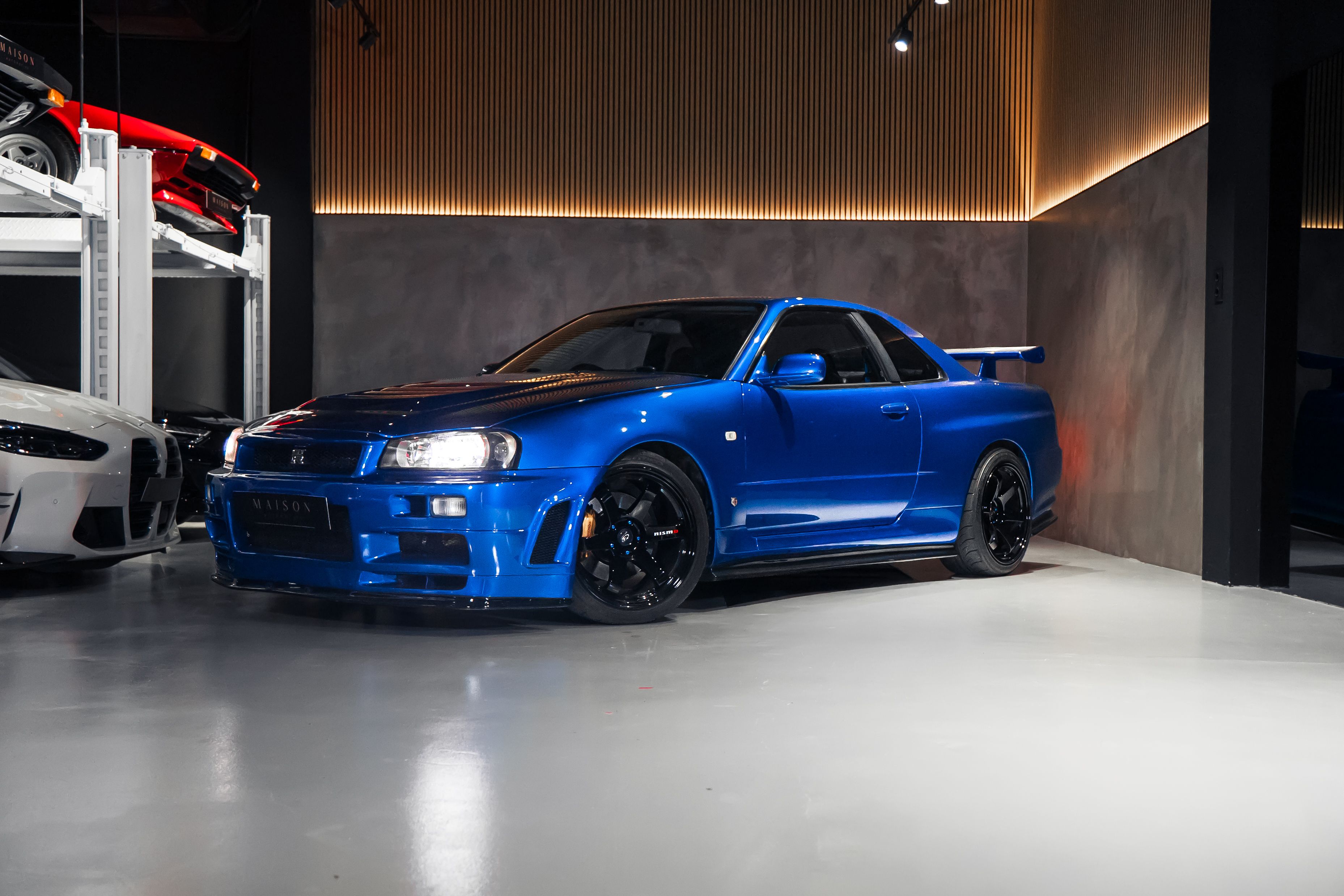 Nissan Skyline GT-R R34 en el showroom de Maison Automotive