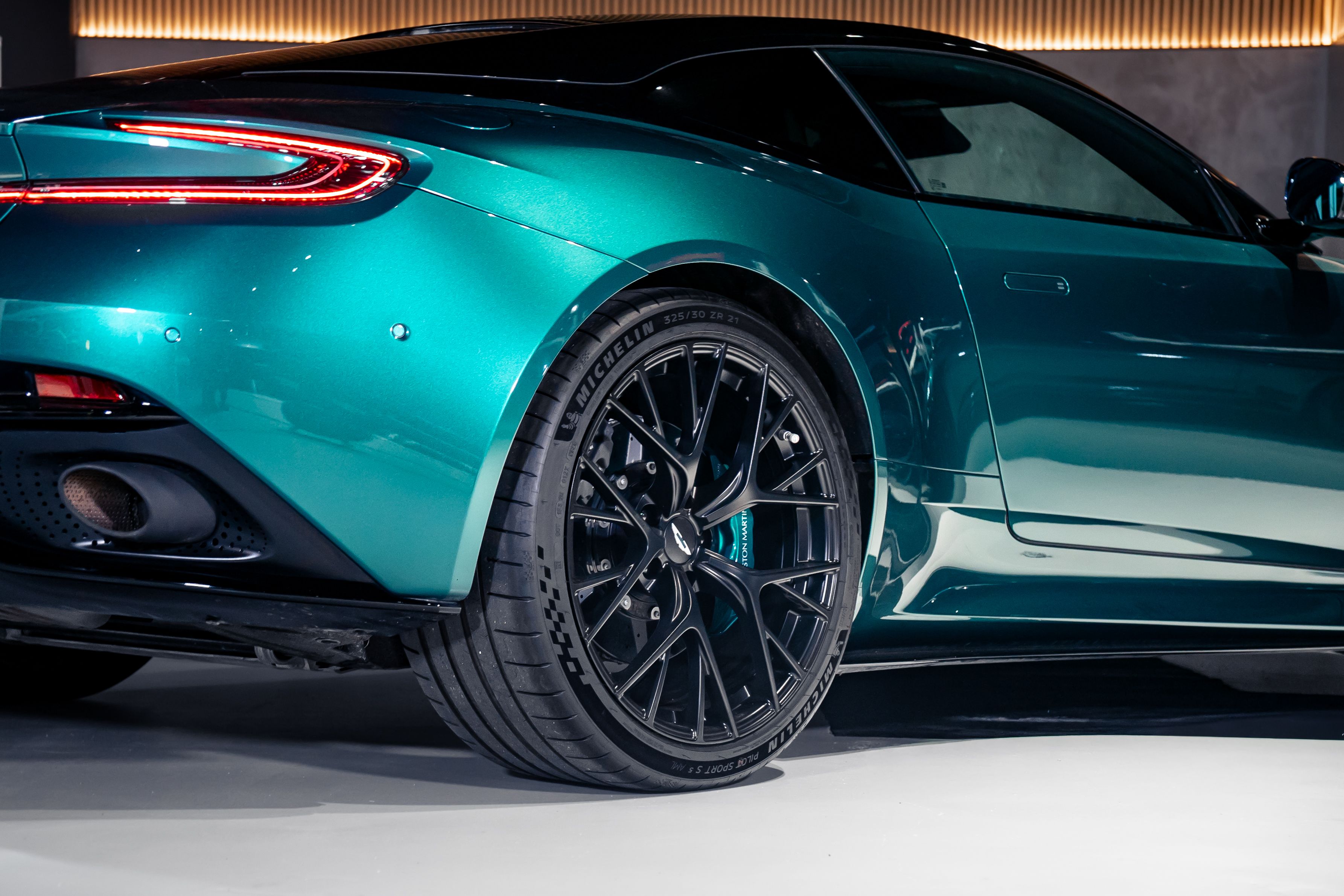 Aston Martin DB12 — foto 14