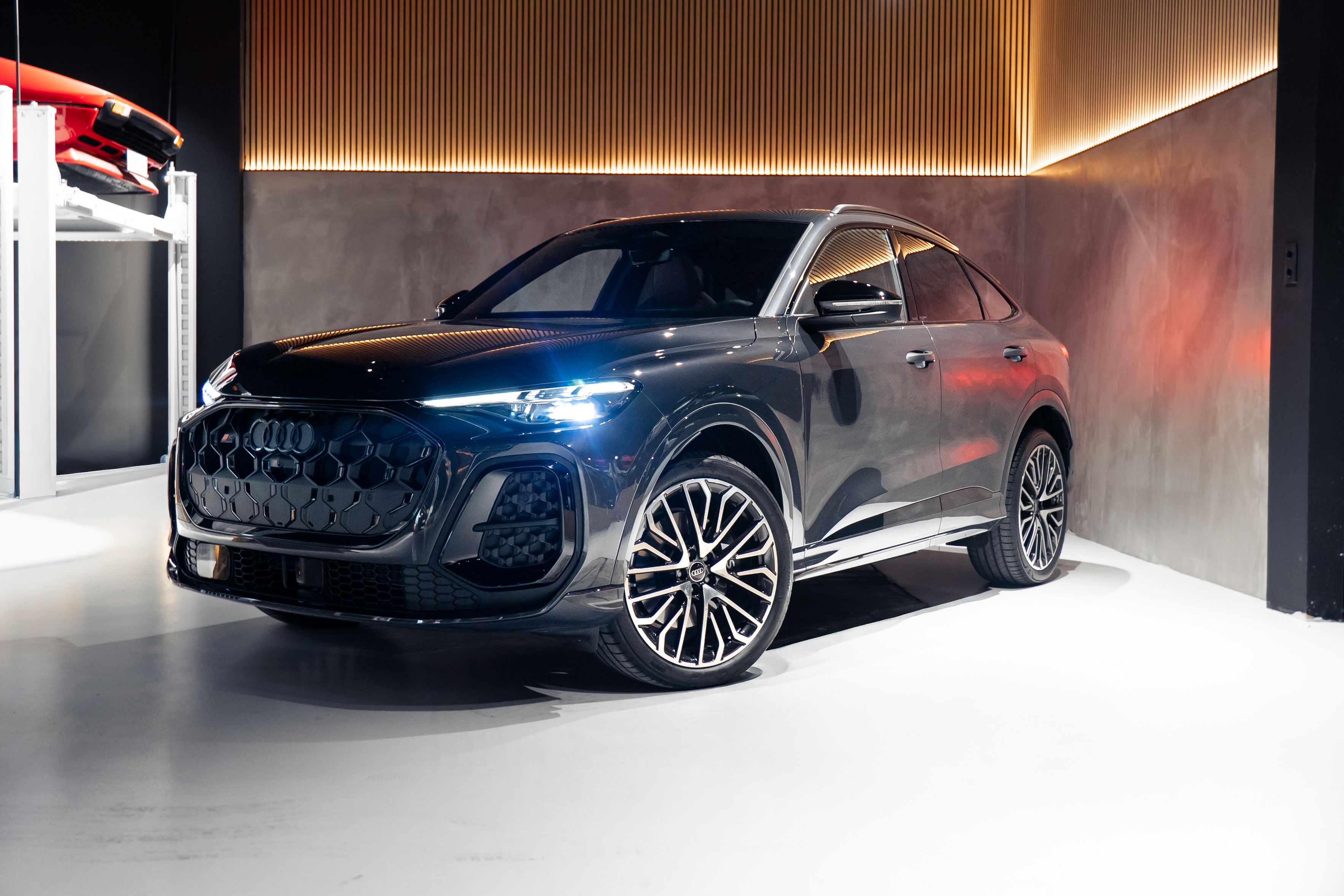 Audi SQ5 en el showroom de Maison Automotive