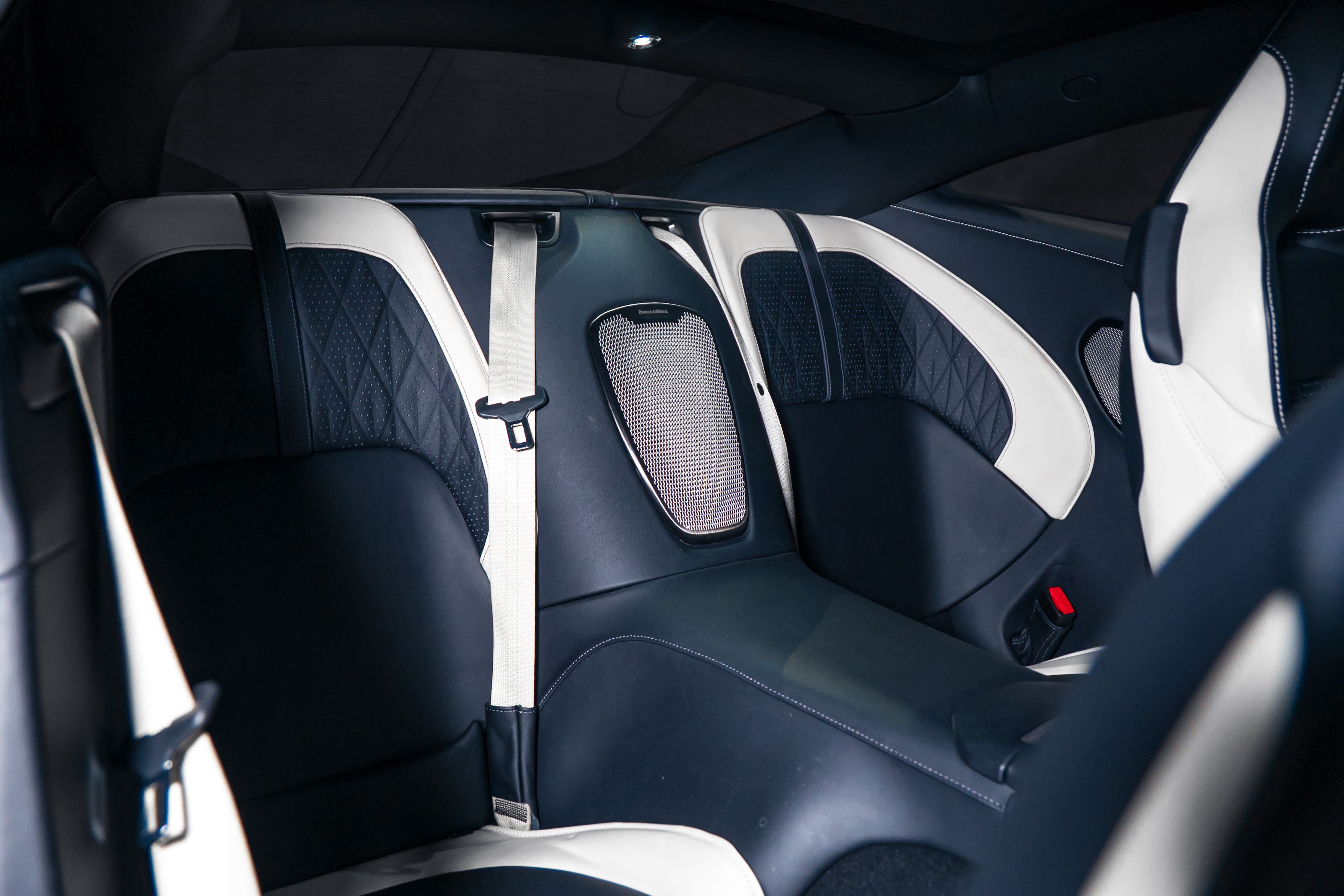 Aston Martin DB12 — foto 11