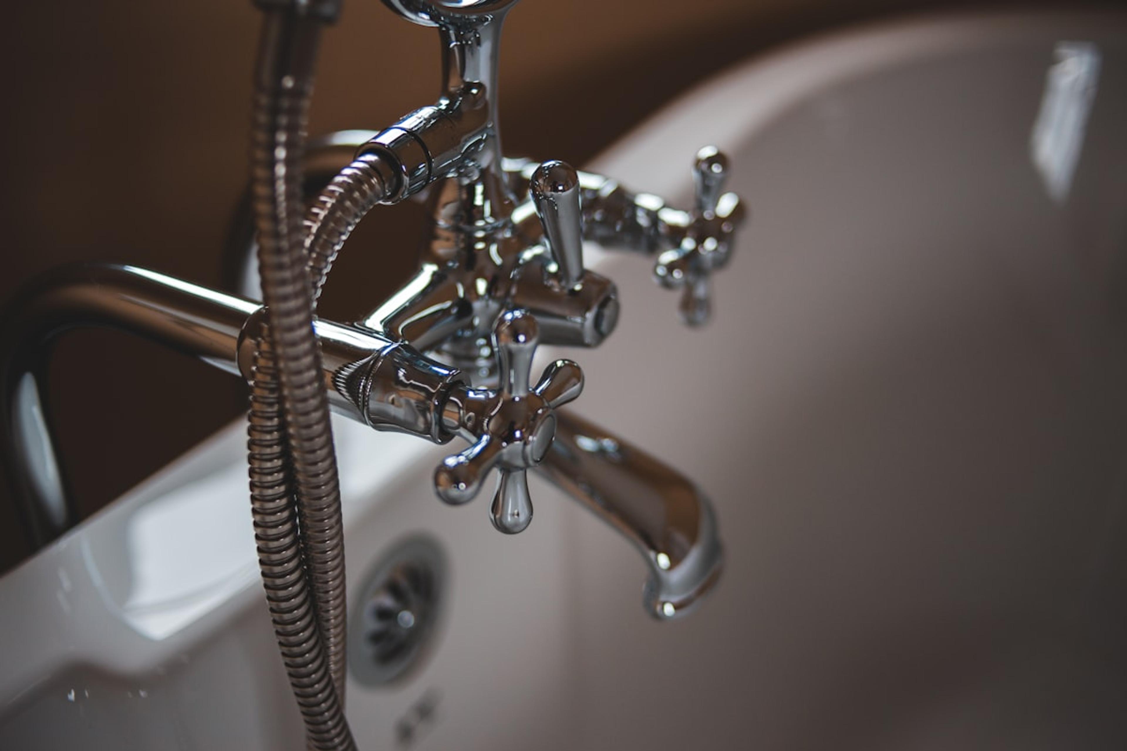 Kitchen sink drain with running water