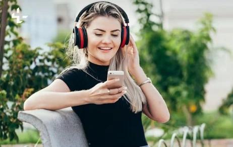 Aprenda inglês com música em qualquer lugar, como essa jovem que transforma momentos simples em aprendizado real com suas canções favoritas