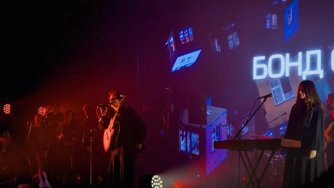 Imagem do festival de música Lollapalooza no Grant Park com várias pessoas assistindo ao show