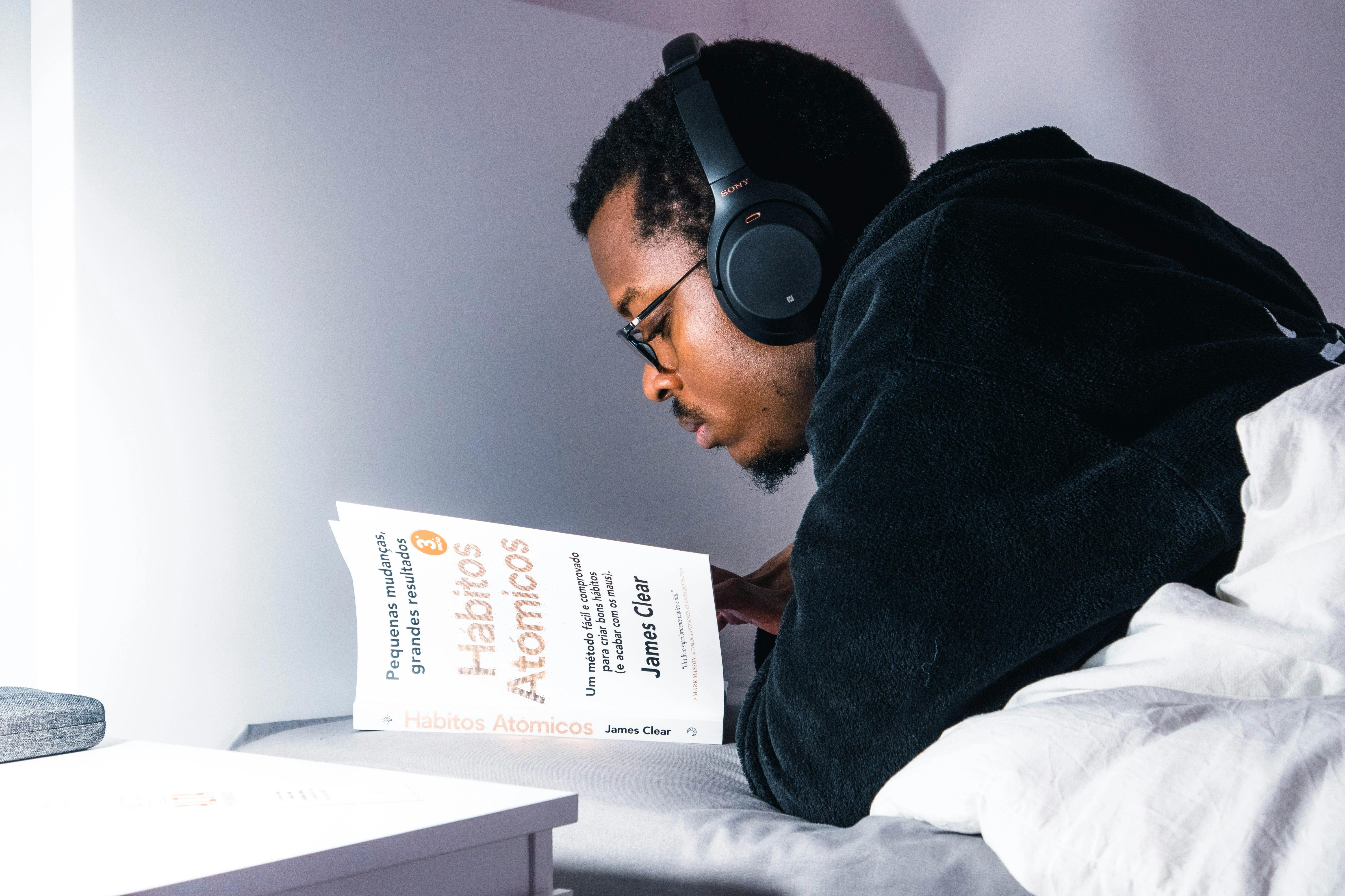  Pessoa estudando inglês com letra de música aberta e fone de ouvido