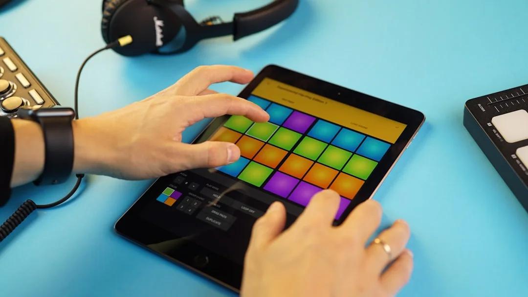 Imagem de uma sala de concerto moderna, cheia de luzes e tecnologia avançada