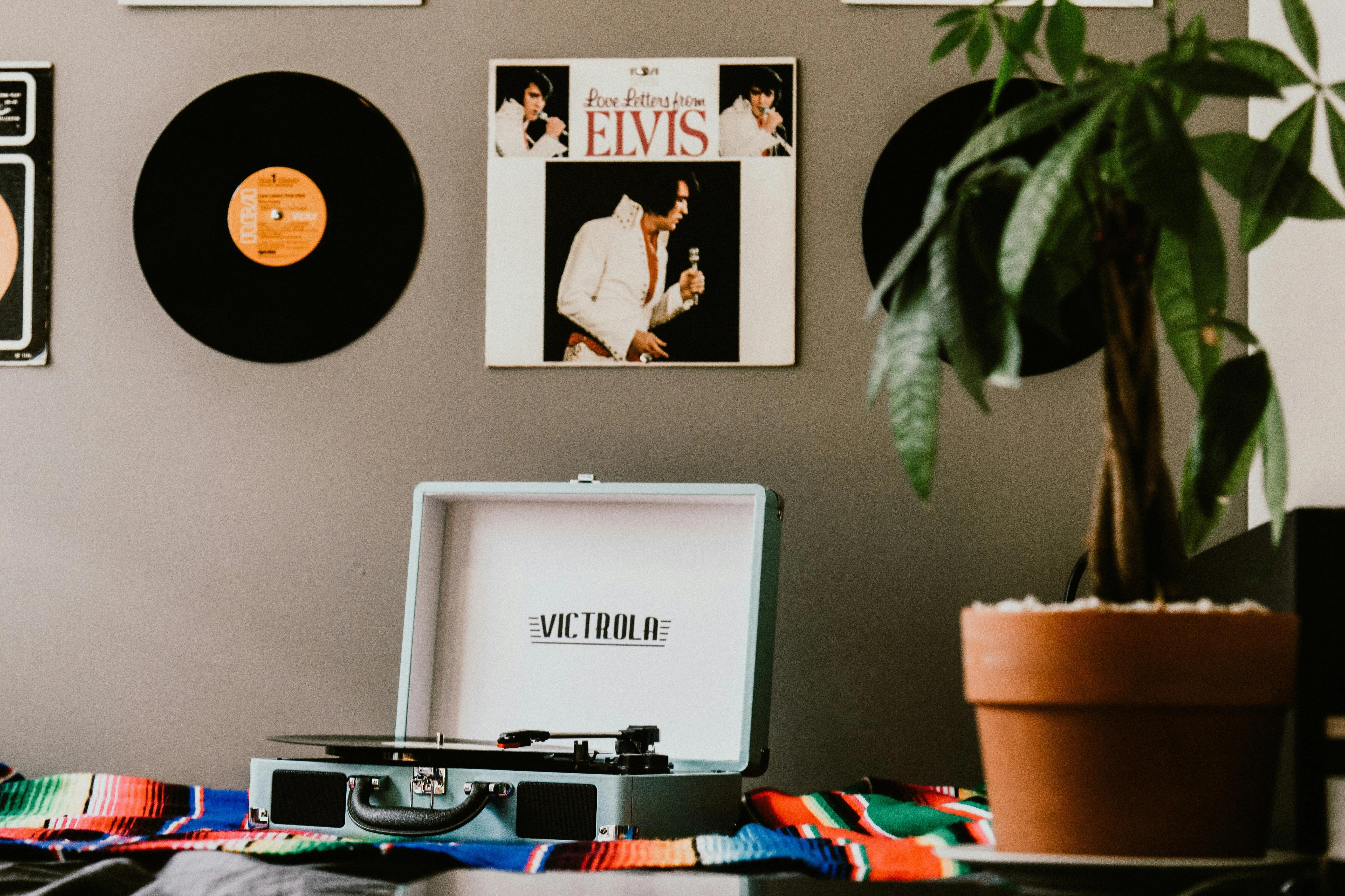 Use a nostalgia a seu favor: aprenda inglês com música conectando emoções, memórias e clássicos que marcaram sua adolescência.