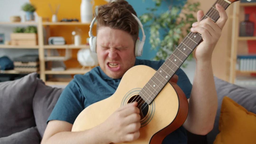 Imagem de uma pessoa rindo enquanto ouve música com fones de ouvido.