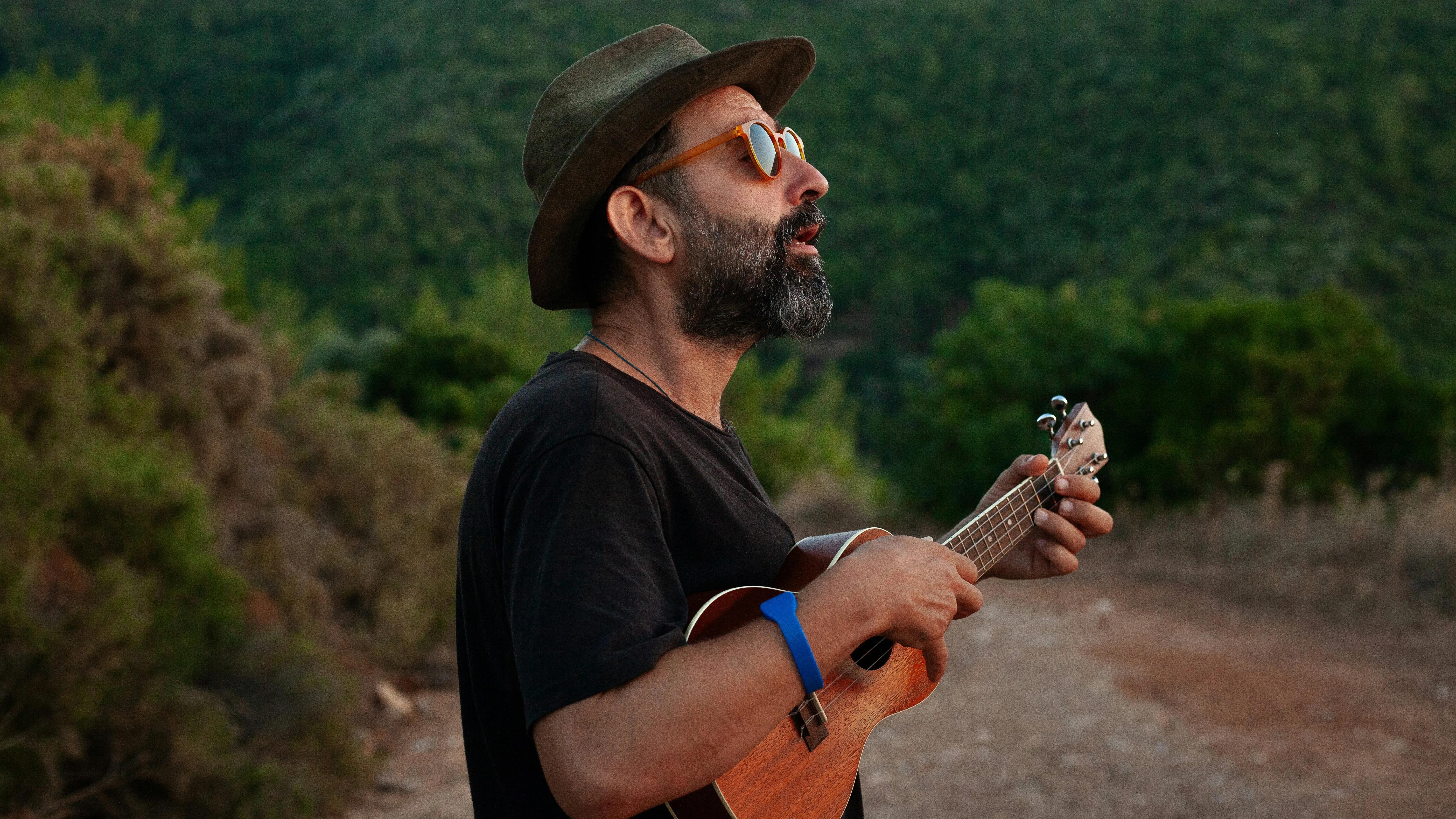 tocando música em meio a natureza aprendendo ingles com música