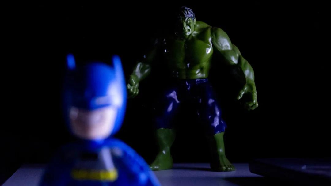 Ilustração de super-heróis com notas musicais ao fundo