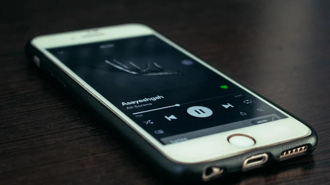 Pessoa usando um aplicativo de aprendizado de inglês em um smartphone