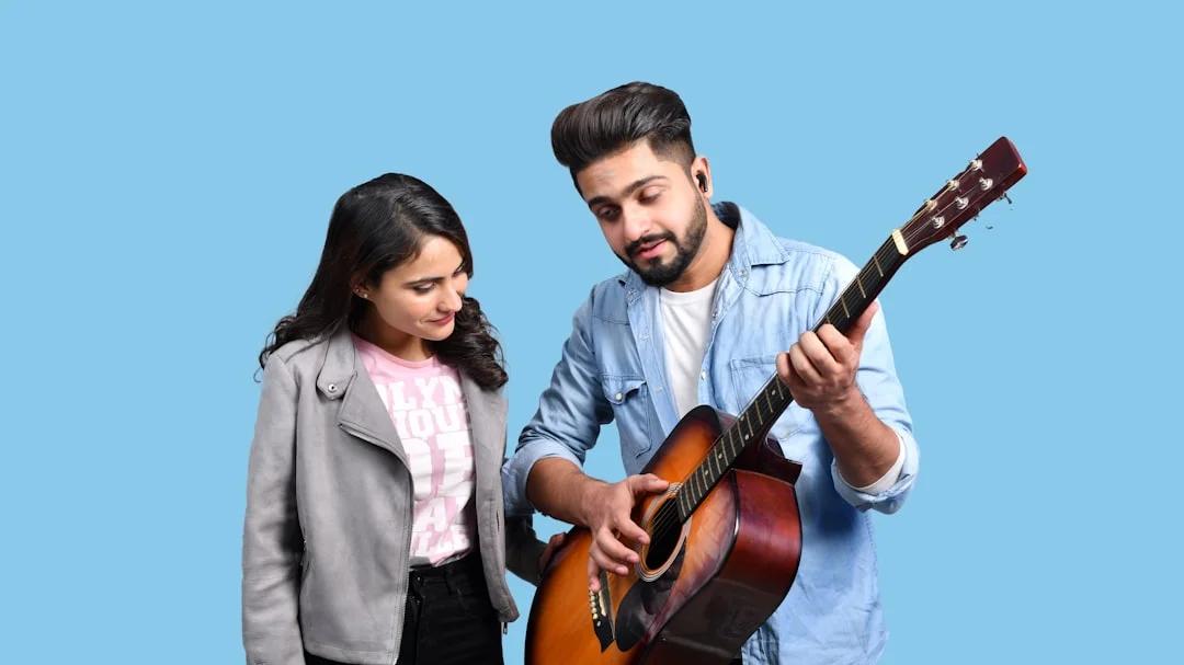 Estudantes felizes aprendendo inglês com música