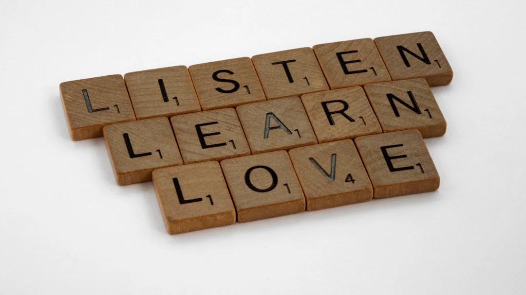 Pessoa ouvindo música enquanto aprende inglês