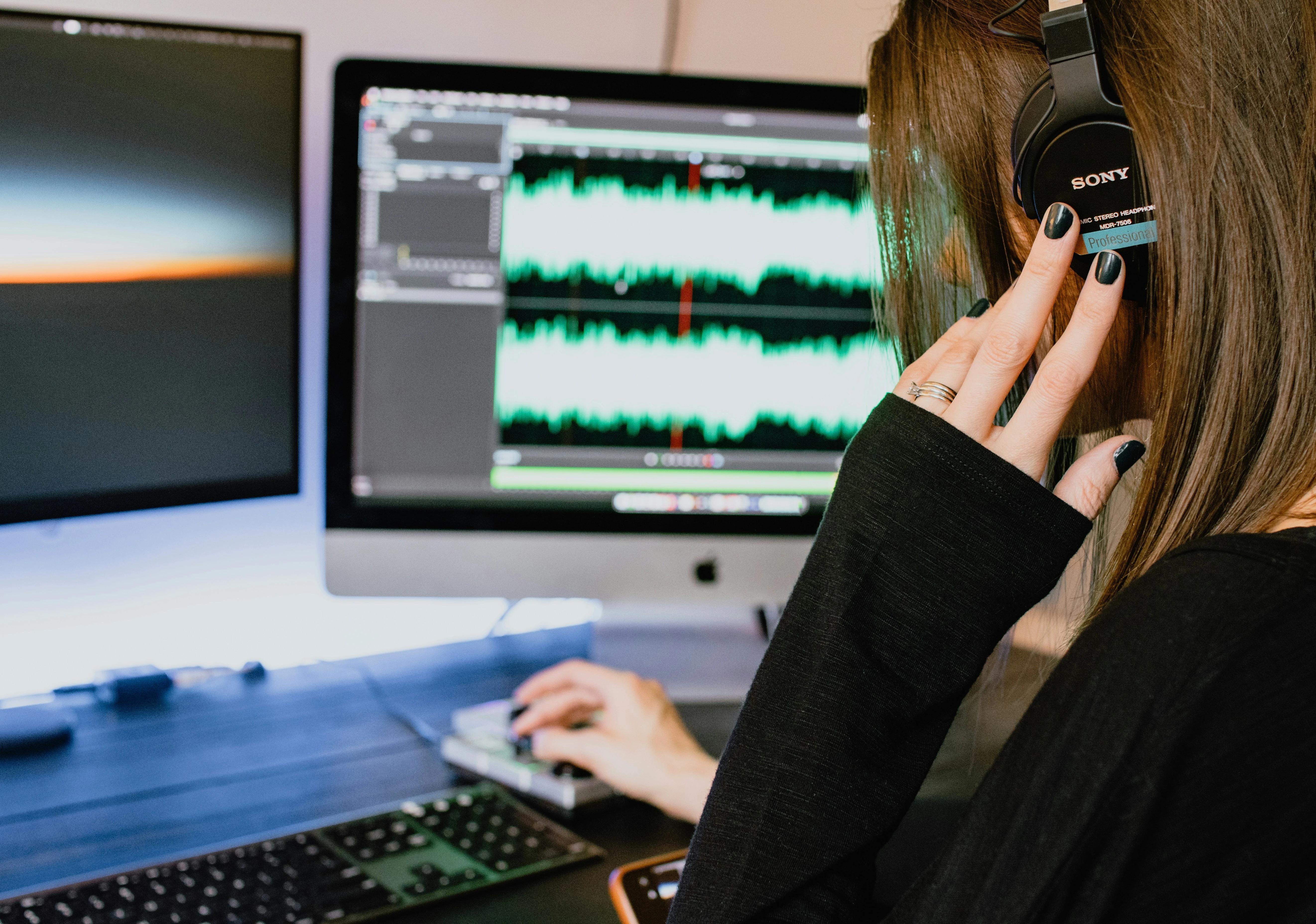 Aprenda inglês com música explorando sons, ritmos e vocabulário enquanto se envolve com tecnologia e experiências auditivas imersivas.