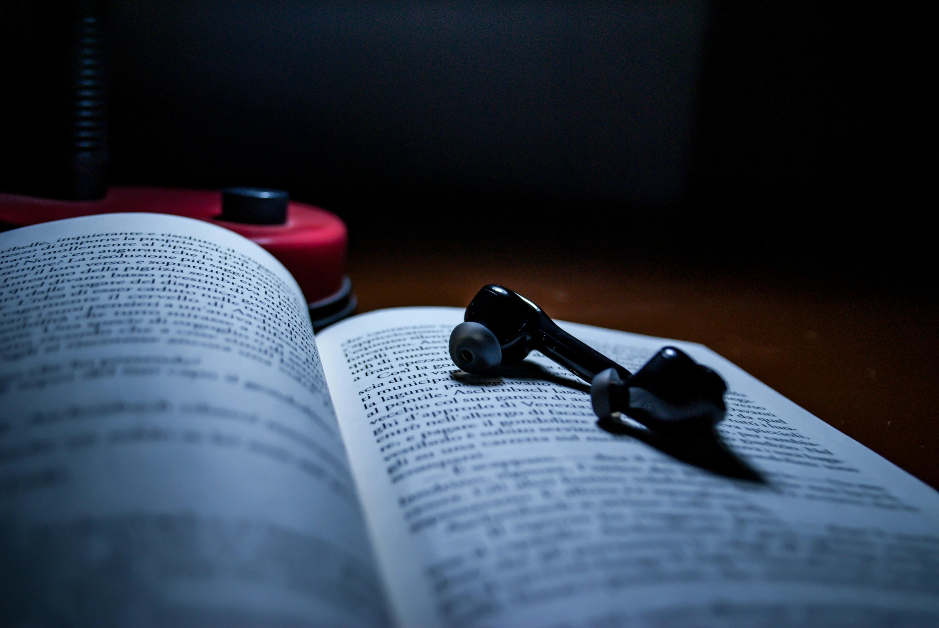 Descubra o que é shadowing em inglês, como praticar essa técnica poderosa e por que ela ajuda a melhorar sua pronúncia e fluência rapidamente.