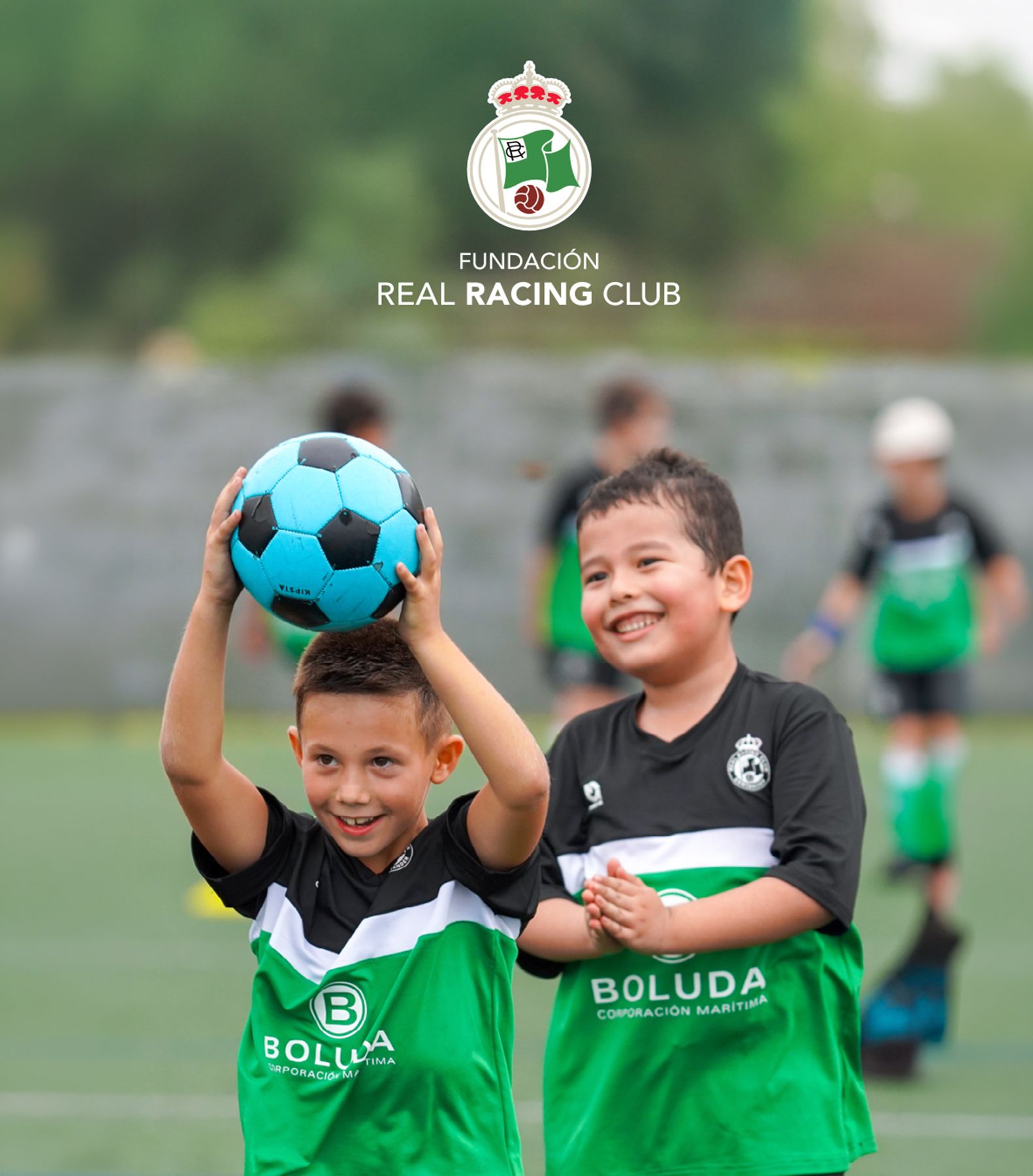 Dossier institucional de la Fundación Real Racing Club con portada fotográfica y selección de páginas interiores.