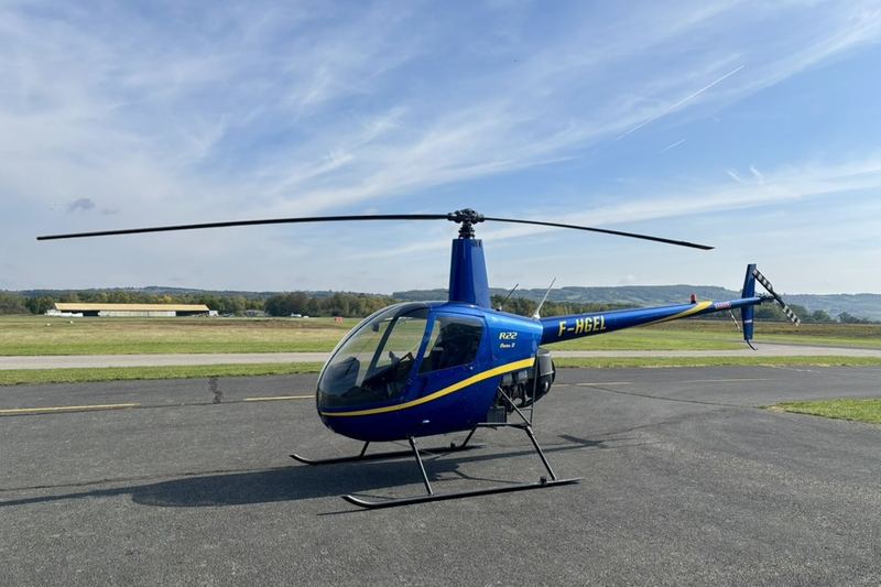 Robinson R22 F-HGEL de l’Héliclub du Beaujolais sur l’aérodrome de Villefranche-Tarare
