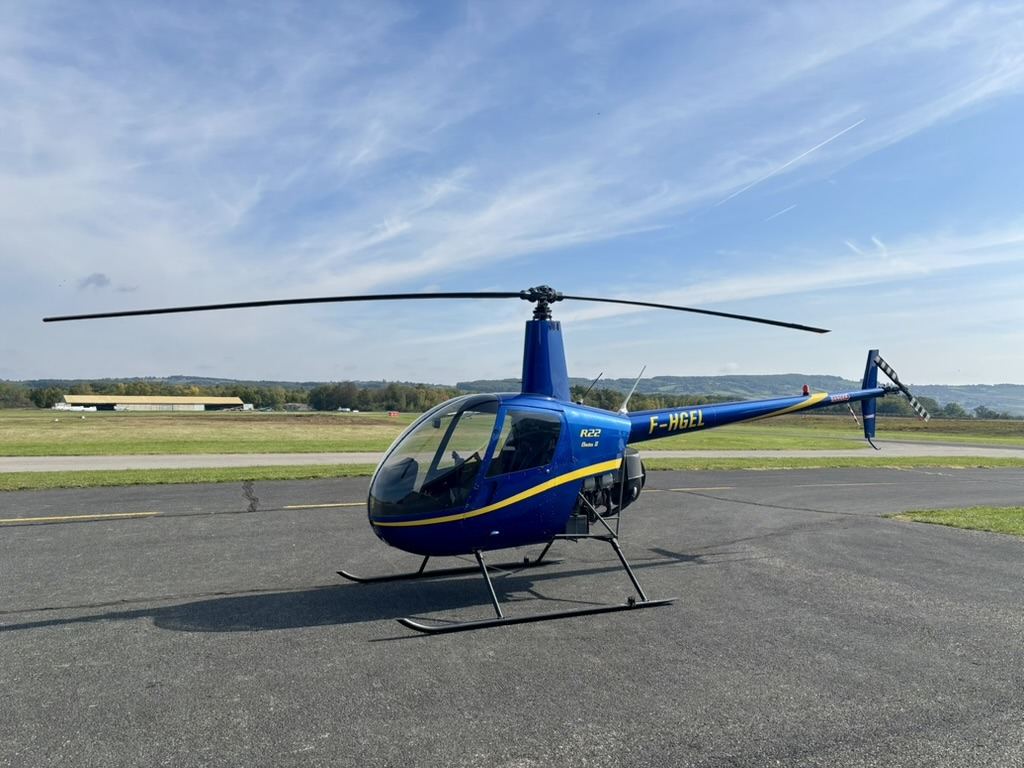 Robinson R22 F-HGEL de l’Héliclub du Beaujolais sur l’aérodrome de Villefranche-Tarare