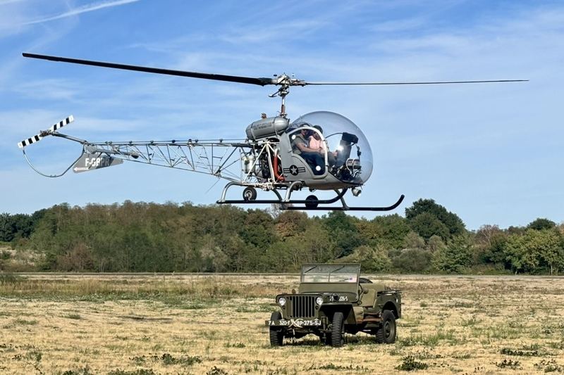 Bell 47 G2 F-GBPR de l’Héliclub du Beaujolais en vol stationnaire