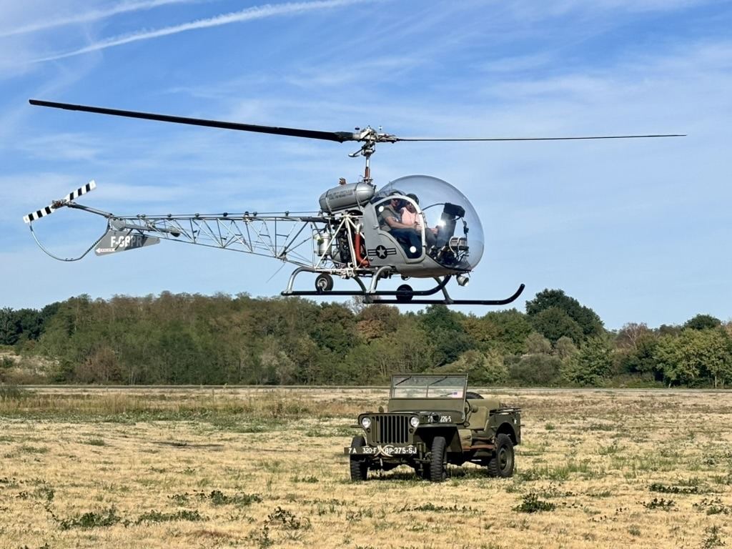Bell 47 G2 F-GBPR de l’Héliclub du Beaujolais en vol stationnaire