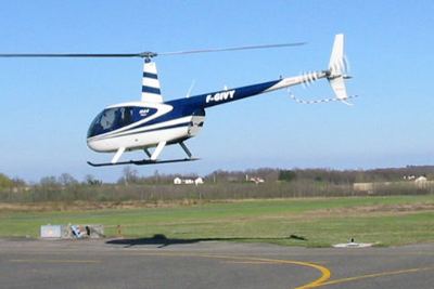 Robinson R44 posé sur l’aérodrome