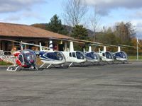 La flotte de l’Héliclub devant le hangar
